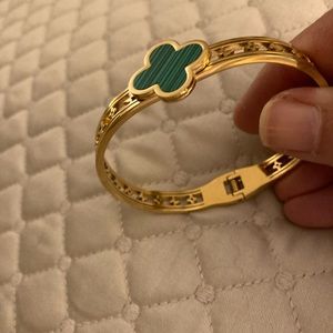 Bangle bracelet gold tone NWOT